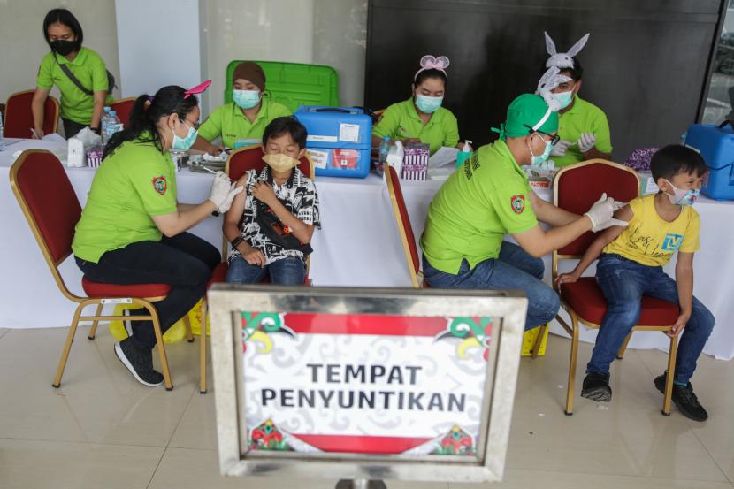 Petugas medis menyuntikkan vaksin COVID-19 jenis Sinovac kepada anak saat giat vaksinasi. Vaksinasi Covid-19 untuk anak usia 6-11 tahun di Kabupaten Bogor telah mencapai 75 persen.