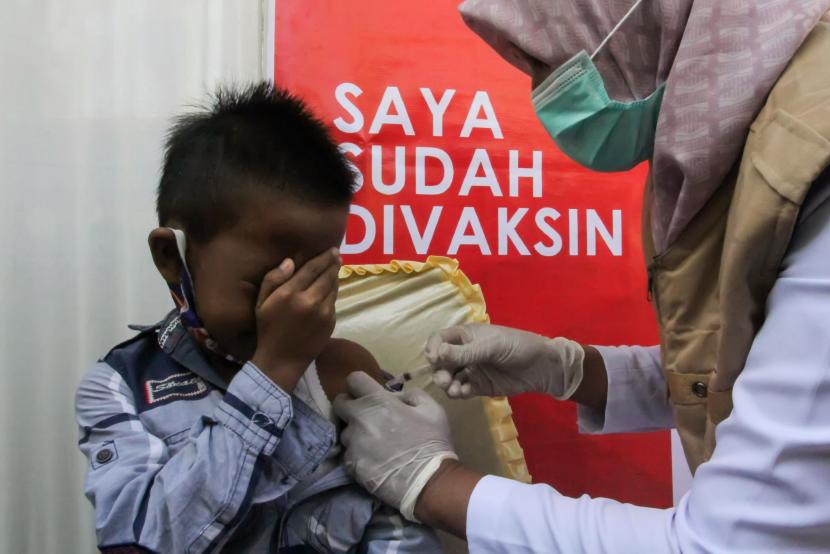 Petugas medis menyuntikkan vaksin Covid-19 jenis Sinovac kepada seorang anak di SD Negeri 1 Lhokseumawe, Aceh, Kamis (20/1/2022). Jika anak baru kena DBD, tunggu sampai sembuh betul sebelum memberikannya vaksin Covid-19.