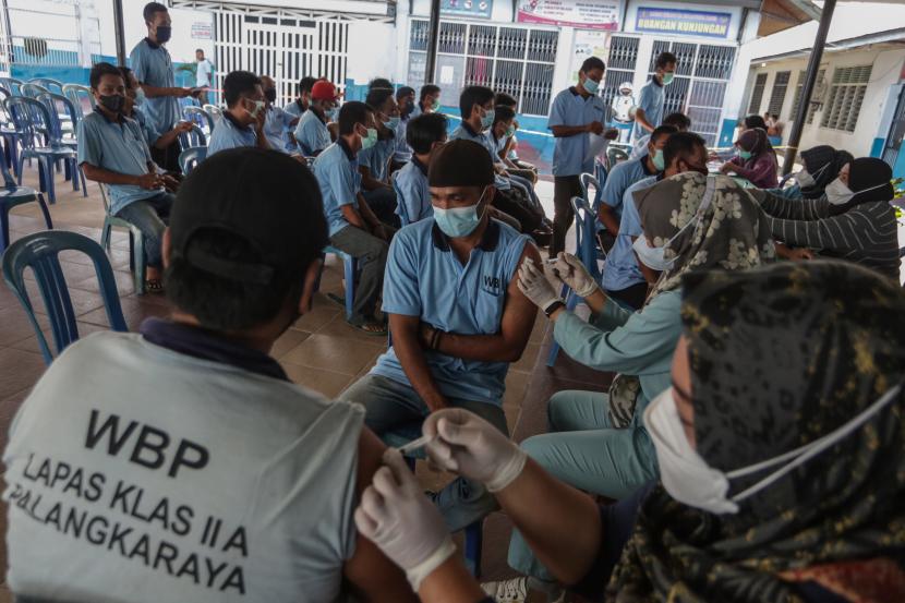 Petugas medis menyuntikkan vaksin COVID-19 jenis Sinovac kepada Warga Binaan Pemasyarakatan (WBP) di Lapas IIA Kota Palangkaraya, Kalimantan Tengah, Senin (24/1/2022). Saat ini tidak ada warga Palangka Raya yang dinyatakan positif terjangkit Covid-19.