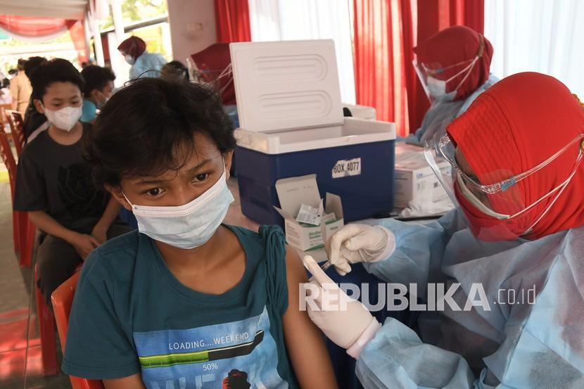 Petugas medis menyuntikkan vaksin COVID-19 ke peserta di Babelan, Kabupaten Bekasi, Jawa Barat, Selasa (3/8/2021). Vaksinasi tersebut menargetkan 150 perserta usia 12-17 tahun.