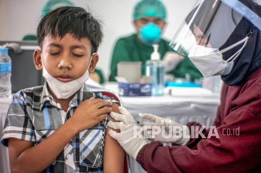 Petugas medis menyuntikkan vaksin COVID-19 kepada anak saat vaksinasi massal di Stadion Pakansari, Kabupaten Bogor, Jawa Barat, Sabtu (19/2/2022). Presiden Joko Widodo meminta percepatan vaksinasi COVID-19 terutama bagi kelompok lansia dan anak-anak di tengah naiknya kasus penularan wabah tersebut termasuk penyebaran varian omicron.