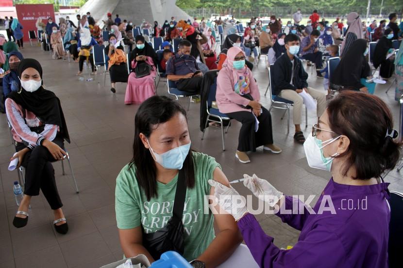 Petugas medis menyuntikkan vaksin COVID-19 kepada guru di Makassar, Sulawesi Selatan, Sabtu (27/3). Jumlah penerima vaksin Covid-19 hingga Ahad (28/3) bertambah sebanyak 64.188 orang. 