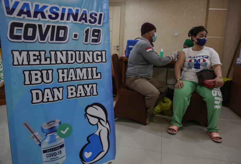 Ilustrasi. Petugas medis menyuntikkan vaksin COVID-19 kepada ibu hamil di Gedung TP-PKK Provinsi Kalteng, Palangkaraya, Kalimantan Tengah, Kamis (23/9/2021). Minyak Goreng untuk Warga Kalteng Ikut Vaksinasi Covid-19