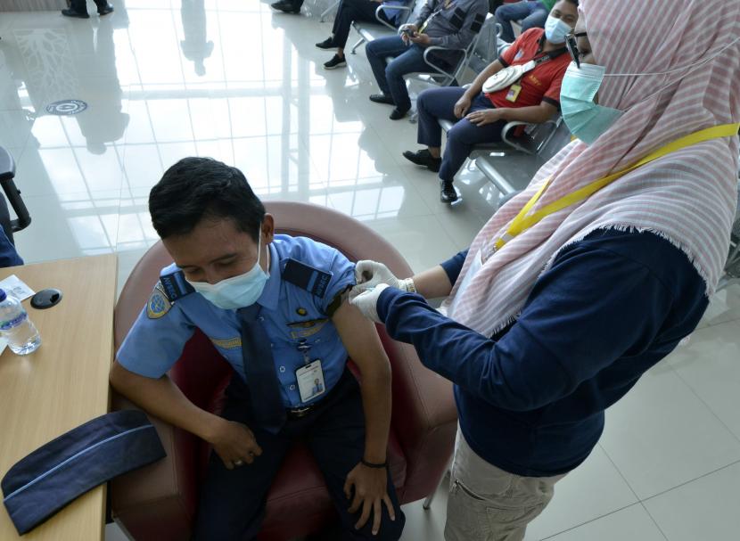 Petugas medis menyuntikkan vaksin COVID-19 kepada pekerja bandara saat vaksinasi massal, di Bandara Radin Inten II Lampung Selatan, Lampung, Jumat (26/3/2021). Bandara Radin Inten II memberikan vaksinasi kepada 420 pekerja bandara untuk penanganan pandemi COVID-19 terutama jelang pelaksanaan mudik Idul Fitri 2021.