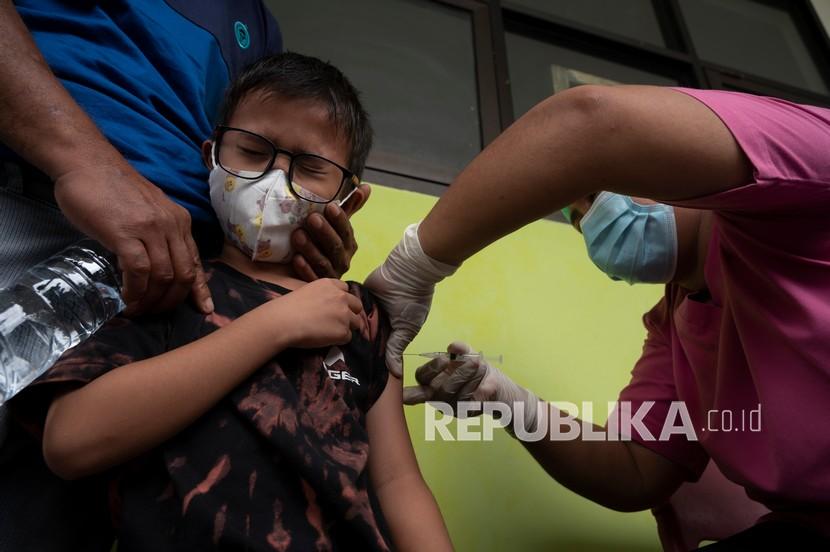Petugas medis menyuntikkan vaksin Covid-19 kepada seorang anak di SD (ilustrasi) 