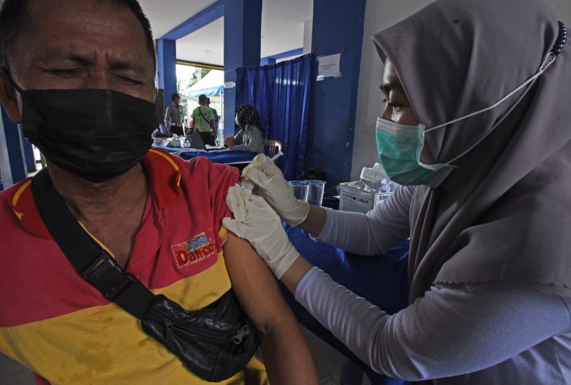 Petugas medis menyuntikkan vaksin COVID-19 kepada seorang sopir bus di Terminal Bis Pakupatan, Serang, Banten, Jumat (17/12/2021). Vaksinasi digelar untuk mencegah merebaknya kembali penularan COVID-19 menjelang masa libur Natal dan Tahun Baru.