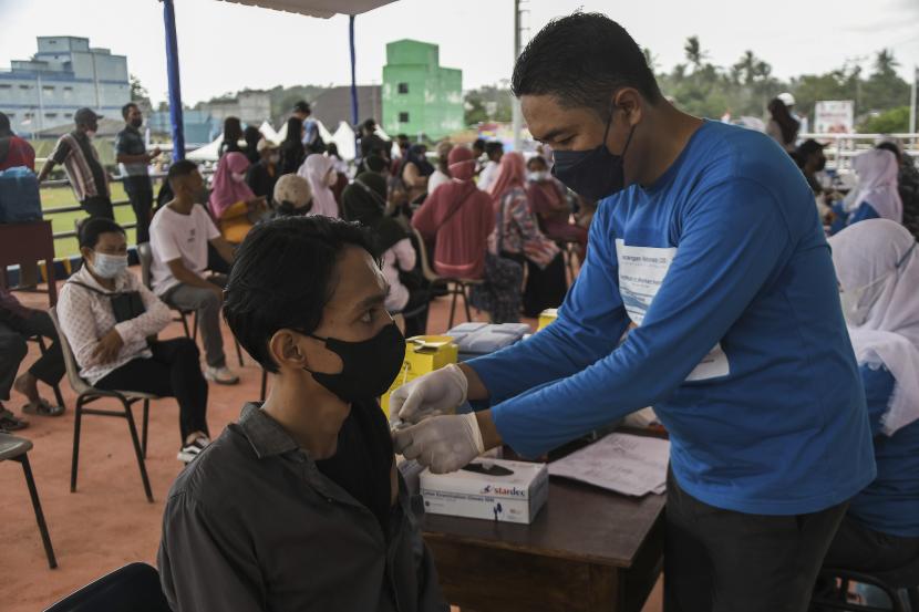 Petugas medis menyuntikkan vaksin COVID-19 kepada warga di Dabo Singkep, Kepulauan Riau, Senin (25/10). Satuan Tugas Penanganan COVID-19 Provinsi Kepulauan Riau mencatat rekor terbaru nol kasus aktif.