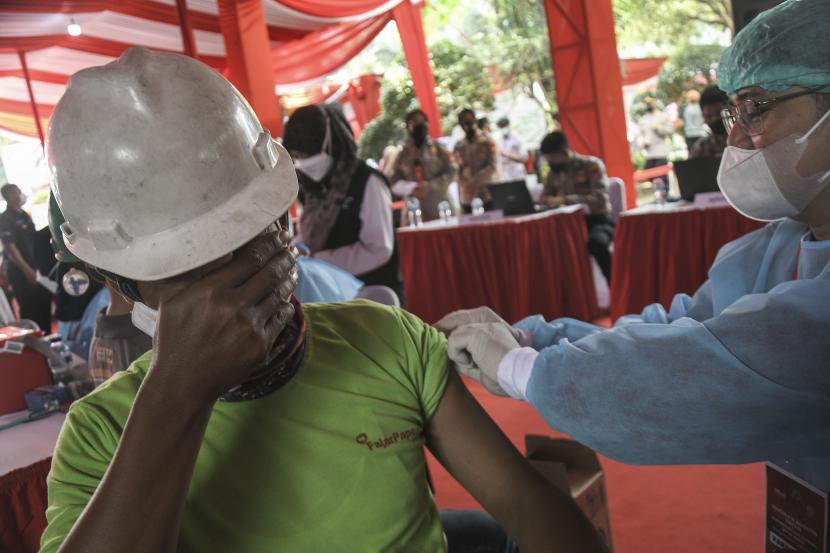 Petugas medis menyuntikkan vaksin COVID-19 penguat (booster) kepada buruh pabrik di Cikarang, Kabupaten Bekasi, Jawa Barat, Rabu (9/3/2022). Pada kegiatan tersebut sebanyak 5000 dosis vaksin COVID-19 penguat (booster) diberikan secara bertahap kepada buruh yang bekerja di wilayah tersebut.