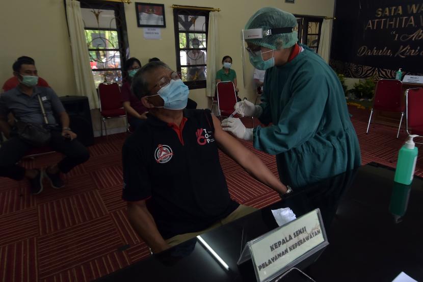 RSUD Wangaya Denpasar Kewalahan Tangani Pasien Covid-19. Petugas medis menyuntikkan vaksin COVID-19 Sinovac terhadap tenaga kesehatan saat simulasi di RSUD Wangaya, Denpasar, Bali.