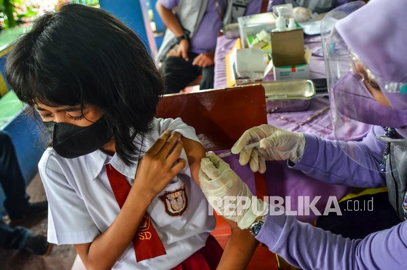 Petugas medis menyuntikkan vaksin kepada siswa saat vaksinasi COVID-19 di SDN 7 Ciamis, Kabupaten Ciamis, Jawa Barat, Selasa (21/12/2021). Kementerian Kesehatan menargetkan sebanyak 26,5 juta anak usia 6-11 tahun memenuhi syarat untuk vaksin COVID-19.