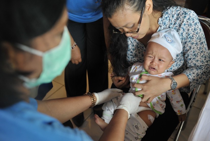 Petugas medis menyuntikkan vaksin polio ke seorang balita saat dimulainya Introduksi Vaksin Polio Suntik (IPV) 2016 di Gianyar, Bali, Jumat (22/7).  