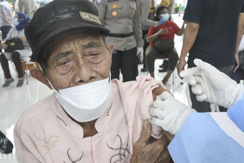 Petugas medis menyuntikkan vaksin Covid-19 Sinovac kepada warga lanjut usia (lansia) di Alun-alun Bekasi, Jawa Barat, Rabu (23/2/2022). Baik dosis maupun efek samping pascavaksinasi pada lansia secara umum sama seperti pada orang yang berusia lebih muda.  