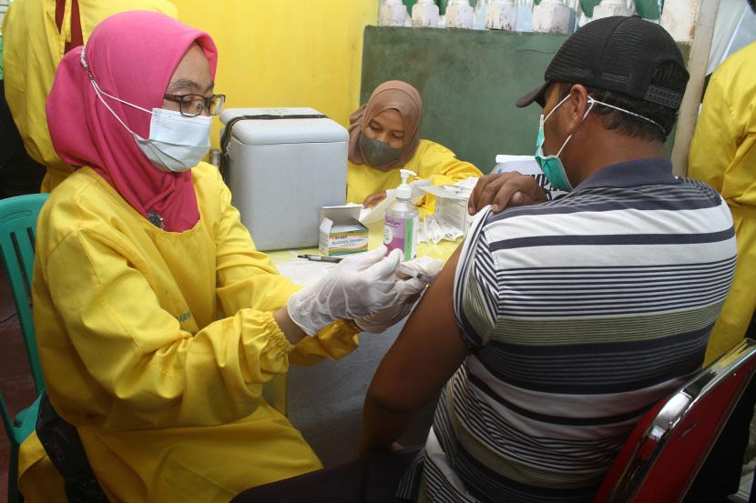 Petugas medis menyuntikkan vaksin Sinovac tahap 1 kepada warga saat gebyar vaksinasi Palang Merah Indonesia (PMI) Kota Pontianak di Pontianak, Kalimantan Barat, Kamis (7/10/2021). Data Dinas Kesehatan Provinsi Kalbar menyebutkan hingga Rabu (6/10/2021) tercatat sebanyak 1.071.578 orang telah menjalani vaksinasi COVID-19 untuk penyuntikan tahap pertama dan 655.721 orang untuk penyuntikan tahap kedua di 14 kabupaten/kota di wilayah setempat.