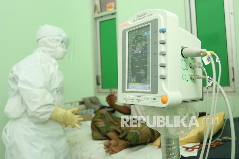 Petugas medis merawat pasien terkonfirmasi positif Covid-19 di ruang rawat Pinere Rumah Sakit Umum Daerah-Cut Nyak Dhien (RSUD-CND) Meulaboh, Aceh Barat, Aceh, Senin (31/5/2021). Dari data Dinas Kesehatan Provinsi Aceh, terjadi peningkatan sebanyak 270 kasus dalam 24 jam terakhir, yaitu pada 29 Mei 2021, jumlah kasus mencapai 14.631 kasus dan pada 30 Mei 2021 jumlah kasus sebanyak 14.901 kasus. 
