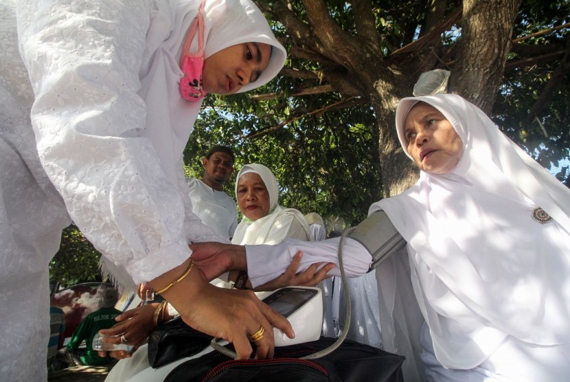 Ayat Alquran yang Mendukung Manasik Kesehatan Haji. Foto ilustrasi: Petugas medis pendamping memeriksa kesehatan Jamaah Calon Haji (JCH) yang mengikuti pemantapan manasik haji tahap akhir musim haji 2019 di Lhokseumawe, Aceh, Sabtu (29/6/2019). 
