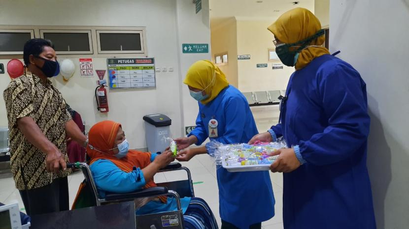 Petugas medis RS PKU Solo membagikan hand sanitizer dan set alat makan/minum reuseable kepada pasien.