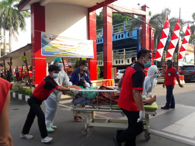 Petugas medis RS Polri Kramat Jati mengevakuasi pasien dari dalam rumah sakit.