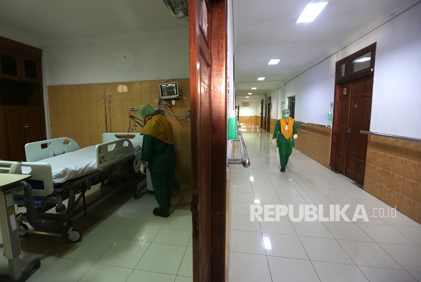 Petugas medis Rumah Sakit Umum Zainal Abidin (RSUZA) mempersiapkan ruangan isolasi khusus jika ada pasien yang terjangkit virus corona di Banda Aceh, Aceh, Senin (27/1/2020). 