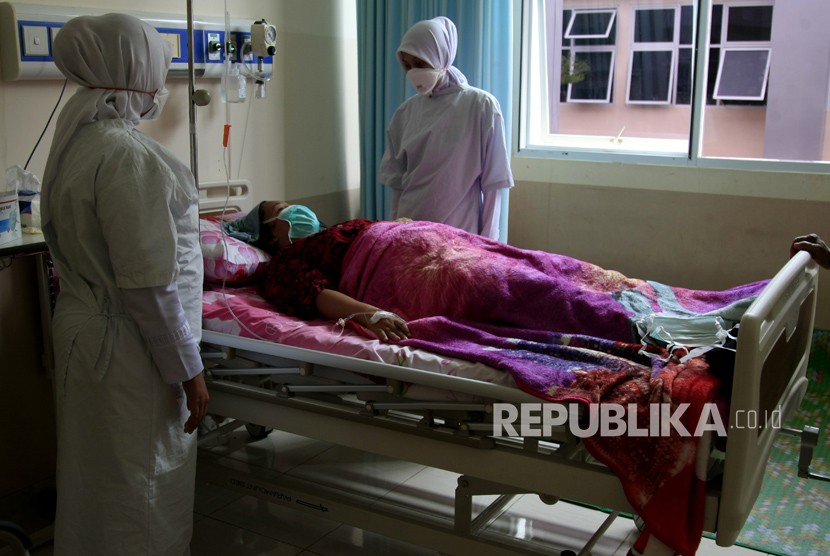 Petugas medis Rumah Sakit Umum Zainal Abidin (RSUZA) merawat pasien penderita difteri, di Banda Aceh, Aceh, Selasa (19/12). 