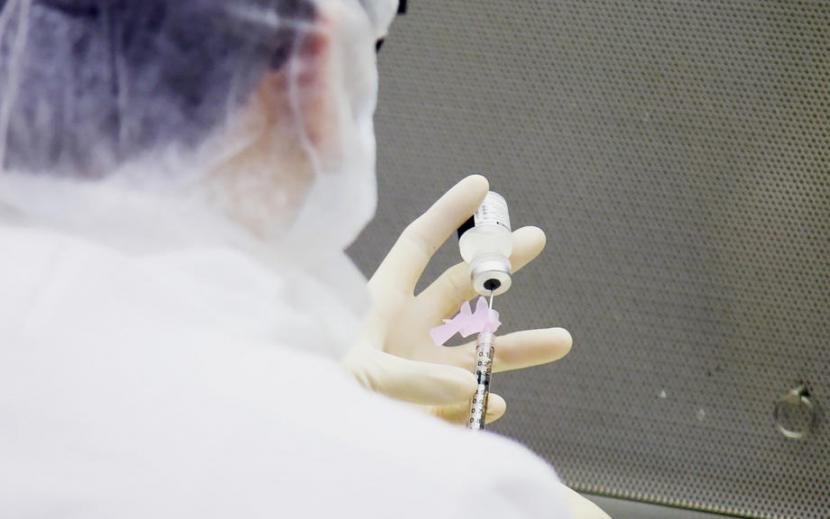 Petugas medis sedang melakukan simulasi bagi vaksin Pfizer di rumah sakit di Queens, New York, Amerika Serikat.