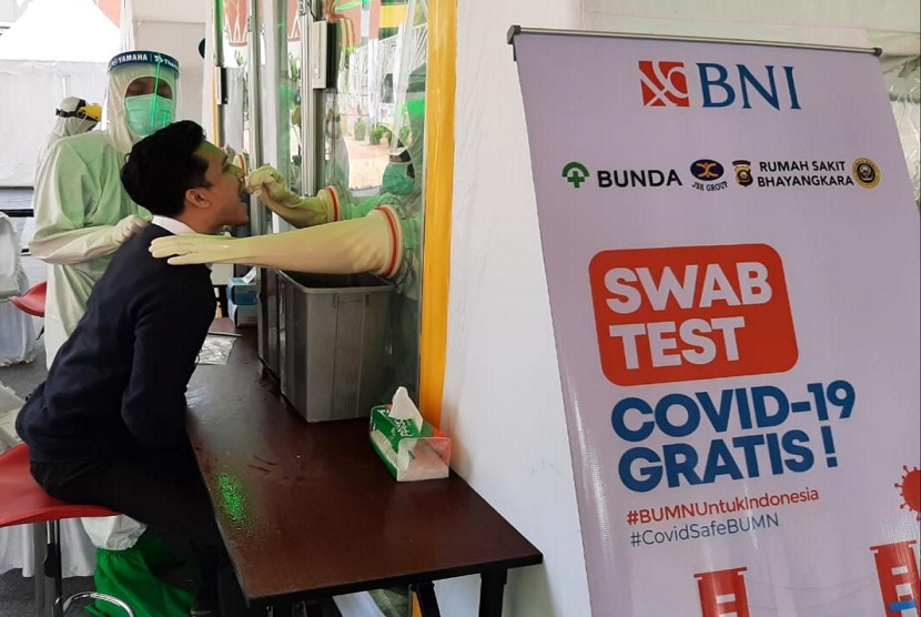 Petugas medis sedang melakukan swab test kepada warga di Stadion Jakabaring, Palembang, Sumatera Selatan,  Senin (8 Juni 2020). BNI bekerja sama dengan jaringan Rumah Sakit Bunda Jakarta, JSK Group, dan Rumah Sakit Bhayangkara Palembang dalam melaksanakan Swab Test Covid-19 gratis. Tes ini merupakan bagian dari program 30.000 Swab Test gratis dari BNI di seluruh Indonesia.