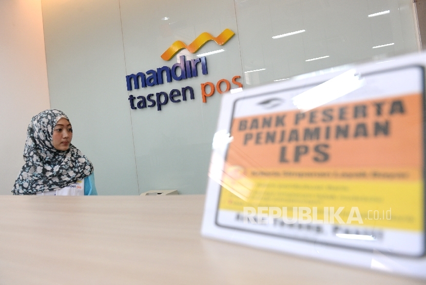  Petugas melakukan aktivitas di kantor cabang Bank Mantap, Jakarta, Jumat (19/5).