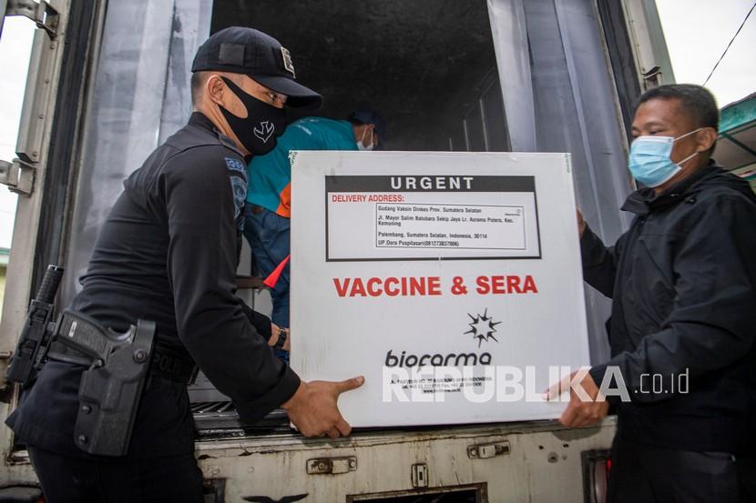 Petugas melakukan bongkar muat vaksin Covid-19 Sinovac (ilustrasi). Sebanyak 40.520 dosis vaksin Covid-19 sudah tiba di Bandar Lampung, Provinsi Lampung pada Senin (4/1) dini hari.