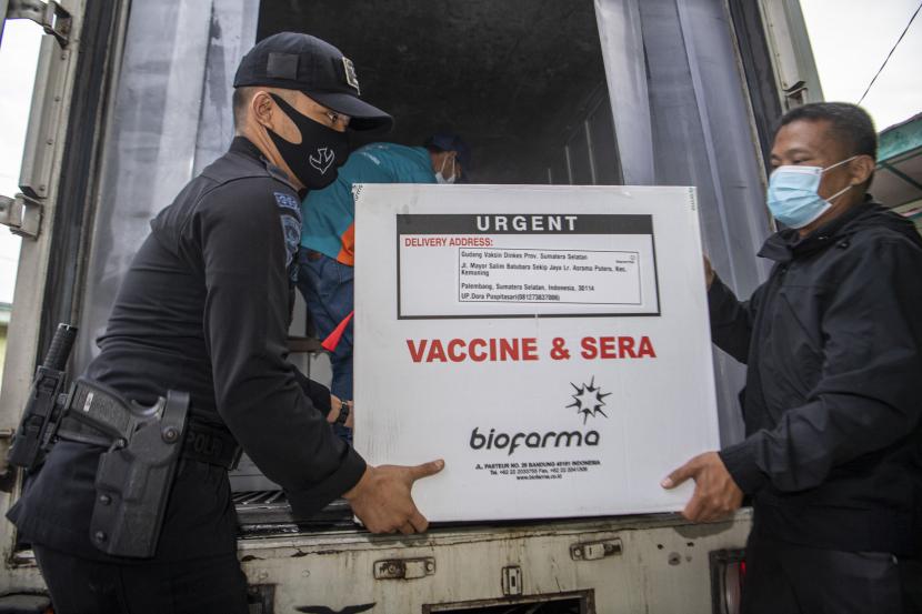 Petugas melakukan bongkar muat vaksin COVID-19 Sinovac saat tiba di gudang vaksin (cold room) milik Dinas Kesehatan Provinsi Sumatera Selatan di Palembang.