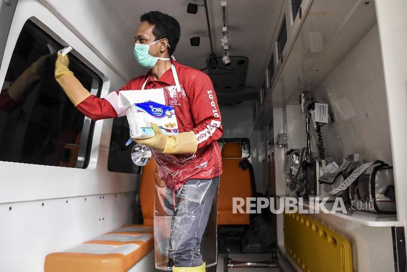 Petugas melakukan desinfeksi pada kendaraan ambulans saat simulasi penanganan pasien terjangkit virus Corona (Covid-19) di RSUP Hasan Sadikin, Jalan Pasteur, Kota Bandung, Jumat (6/3).(Republika/Abdan Syakura)
