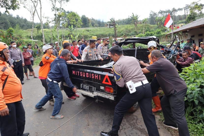 Petugas melakukan evakuasi di TKP mobil pikap kecelakaan, Desa Cibeureum, Kecamatan Sukamantri, Kabupaten Ciamis, Senib (8/8/2022). Sebanyak delapan orang dilaporkan meninggal dunia akibat kecelakaan maut di Ciamis.