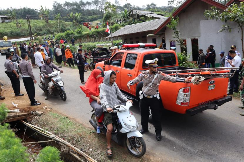 Petugas melakukan evakuasi di TKP mobil pikap kecelakaan, Desa Cibeureum, Kecamatan Sukamantri, Kabupaten Ciamis, Senib (8/8/2022). 