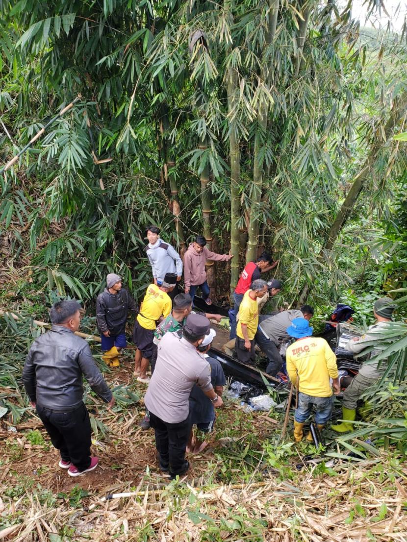 Petugas melakukan evakuasi di TKP mobil pikap kecelakaan, Desa Cibeureum, Kecamatan Sukamantri, Kabupaten Ciamis, Senib (8/8/2022).