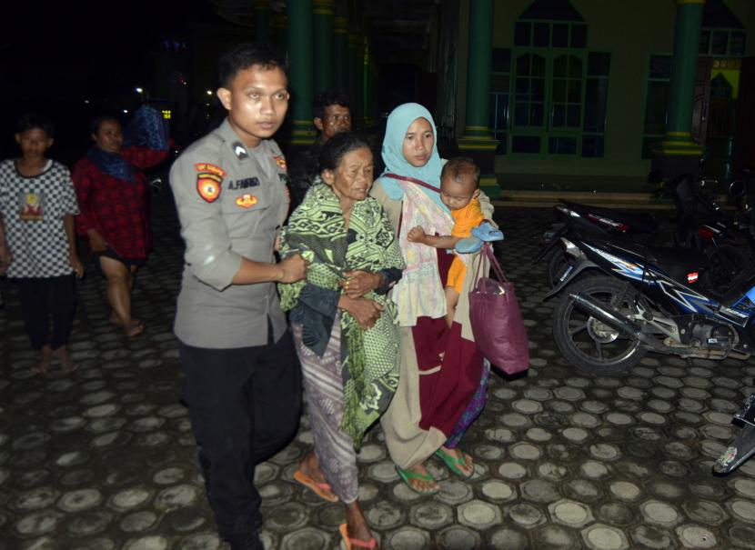Petugas melakukan evakuasi terhadap warga yang terdampak banjir akibat luapan Sungai Way Ketibung di Desa Bringin Kencana, Candipuro, Lampung Selatan, Lampung (ilustrasi)