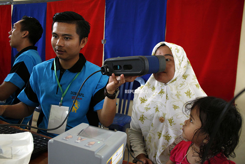 Petugas melakukan eye scanning saat perekaman Elektronik Kartu Tanda Penduduk (e-KTP)  (Ilustrasi).