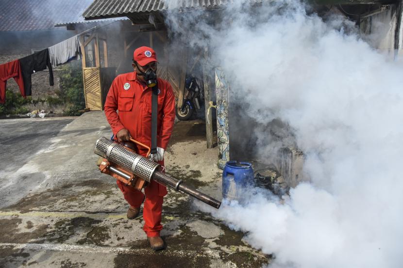Petugas melakukan fogging atau pengasapan di Cintarasa, Kecamatan Tawang, Kota Tasikmalaya, Jawa Barat, Senin (27/6/2022). Dinas Kesehatan Kota Tasikmalaya mencatat sebanyak 1.059 orang terkena Demam Berdarah Dengue (DBD) dengan jumlah kematian sebanyak 16 orang. 