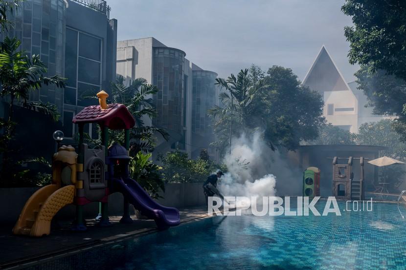 Petugas melakukan fogging atau pengasapan di Jati Padang, Pasar Minggu, Jakarta Selatan, Sabtu (9/4/2022), untuk mencegah penyebaran DBD. 