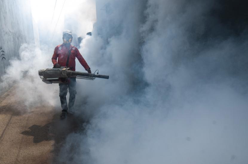 Petugas melakukan fogging atau pengasapan guna mencegah penyebaran penyakit Demam Berdarah Dengue (DBD). Ilustrasi.