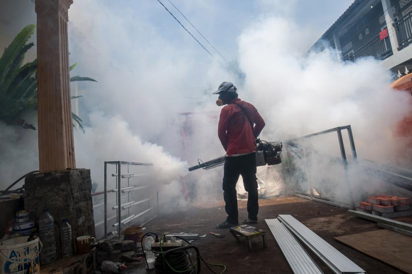 Petugas melakukan fogging atau pengasapan di Rangkasbitung, Lebak, Banten, Senin (20/6/2022). Pengasapan tersebut dilakukan guna mencegah penyebaran penyakit Demam Berdarah Dengue (DBD) yang disebabkan oleh gigitan nyamuk Aedes Aegypti menyusul adanya temuan kasus penyakit DBD di daerah itu. 