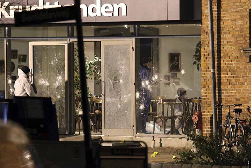 Petugas melakukan investigasi di kafe yang menjadi lokasi aksi penembakan di Oesterbro, Copenhagen, Denmark, Sabtu (14/2). 