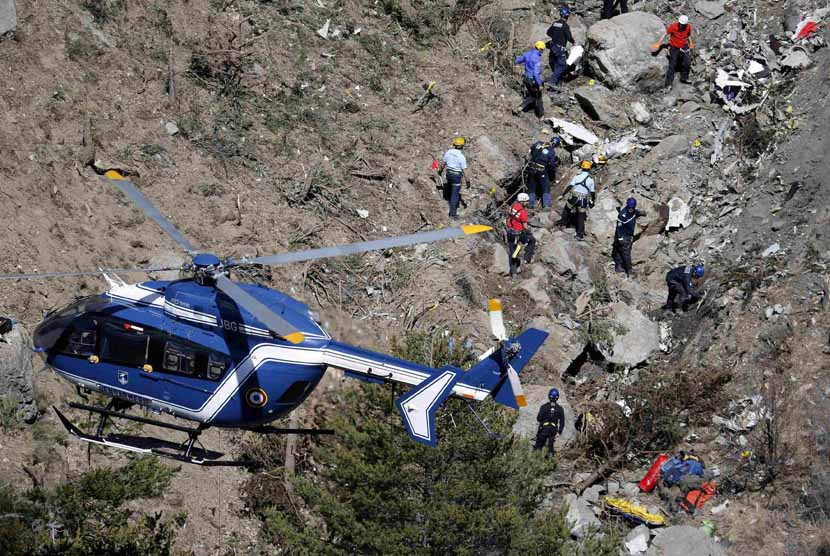 Petugas melakukan investigasi di lokasi jatuhnya pesawat Airbus A320 maskapai Germanwings di Seyne-les-Alpes, pegunungan Alpen, Prancis, Kamis (26/3).  