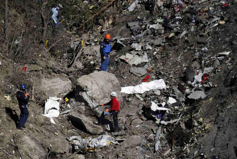 Petugas melakukan investigasi di lokasi jatuhnya pesawat Airbus A320 maskapai Germanwings di Seyne-les-Alpes, pegunungan Alpen, Prancis, Kamis (26/3).