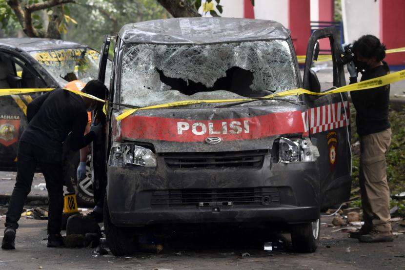 Petugas melakukan olah tempat kejadian perkara kerusuhan di Stadion Kanjuruhan, Malang, Jawa Timur, Ahad (2/10/2022). Sedikitnya 129 orang dilaporkan meninggal dunia dan 13 mobil rusak akibat kerusuhan tersebut. 