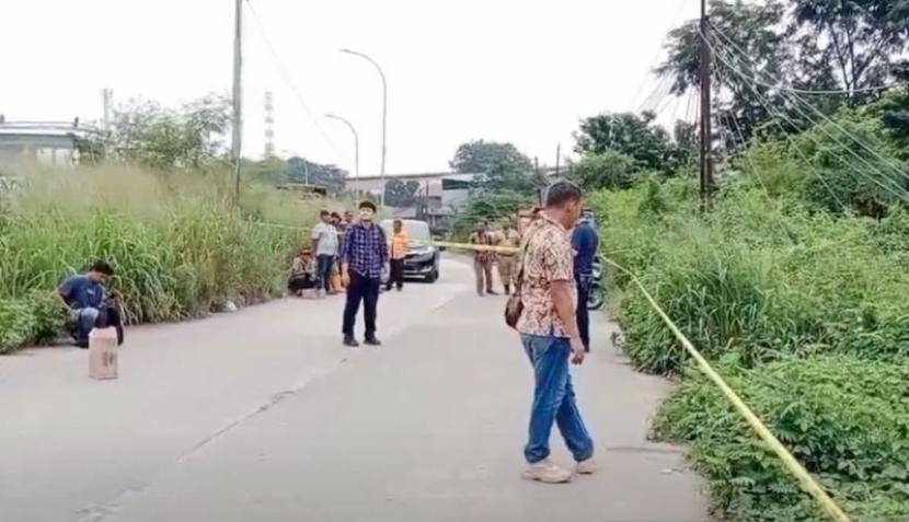  Petugas melakukan olah tempat kejadian perkara penemuan mayat wanita dalam koper di Kampung Cikedokan, Desa Sukadanau, Kecamatan Cikarang Barat, Kabupaten Bekasi