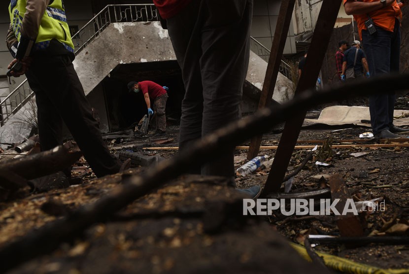 Petugas melakukan olah TKP di lokasi bom bunuh diri di GPSS Arjuno, Surabaya, Jawa Timur, Kamis (17/5). 