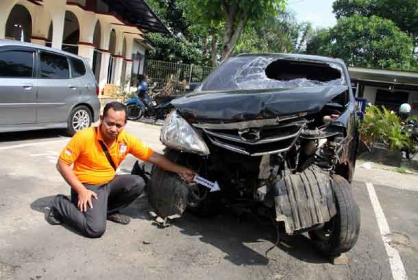 Petugas melakukan olah TKP terhadap mobil polisi yang ringsek akibat terjadi penembakan dua anggota Polri di Jalan Graha Raya, Tangerang, Banten, Sabtu (17/8).