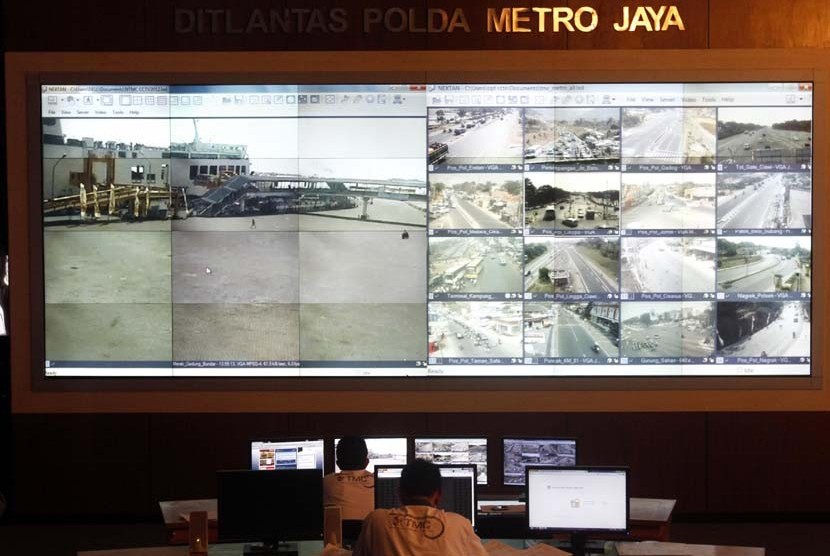  Petugas melakukan pantuan kondisi lalu lintas di ruang TMC Polda Metro Jaya, Jakarta, Kamis, (23/8). (Adhi Wicaksono)