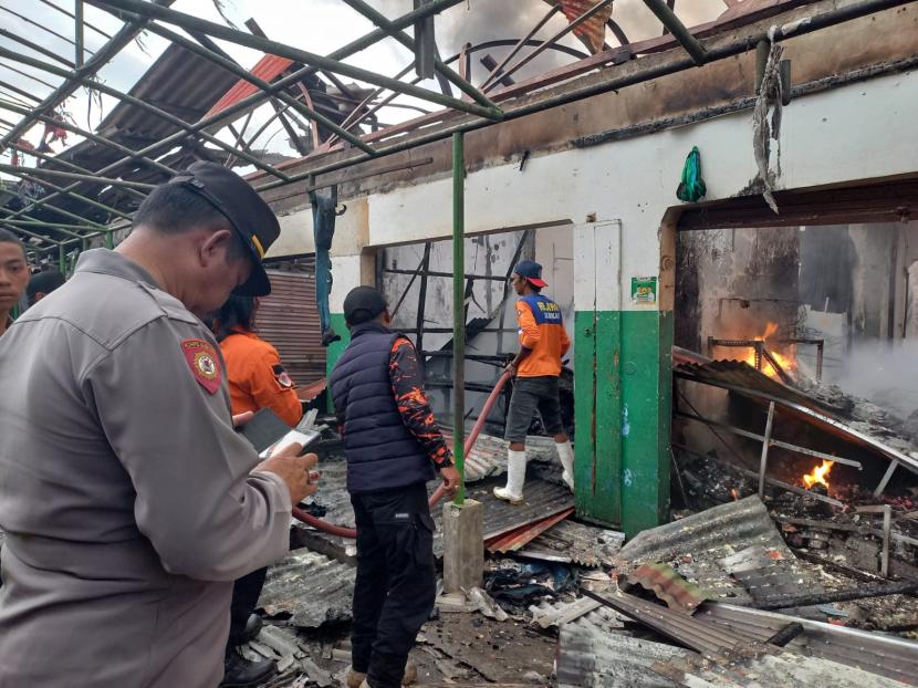 Petugas melakukan pemadaman api di Pasar Ciawi, Kecamatan Ciawi, Kabupaten Tasikmalaya, Ahad (18/12/2022). 