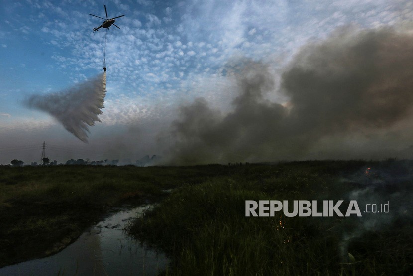 Petugas melakukan pemadaman kebakaran lahan menggunakan helikopter MI8 milik Badan Nasional Penanggulangan Bencana (BNPB) di Desa Sukarame, Pemulutan, Ogan Ilir (OI), Sumatera Selatan, beberapa waktu lalu.