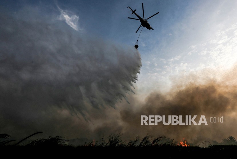 [Ilustrasi] Petugas melakukan pemadaman kebakaran lahan menggunakan helikopter MI8 milik Badan Nasional Penanggulangan Bencana (BNPB) di Desa Sukarame, Pemulutan, Ogan Ilir (OI), Sumatera Selatan, Senin (2/9/2019).