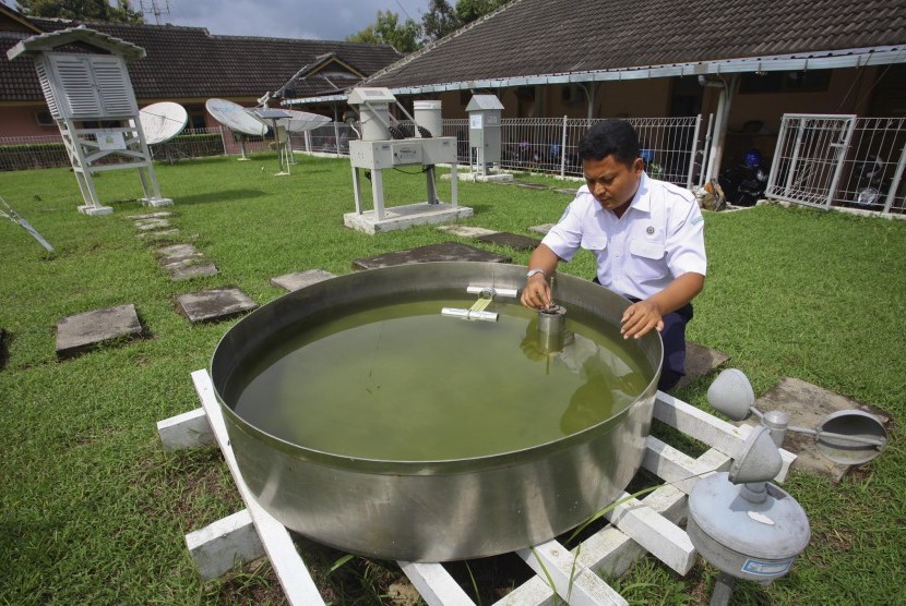 Petugas melakukan pemantauan penguapan air di Kantor Badan Meteorologi Klimatologi dan Geofisika (BMKG), DI Yogyakarta, Senin (29/2).